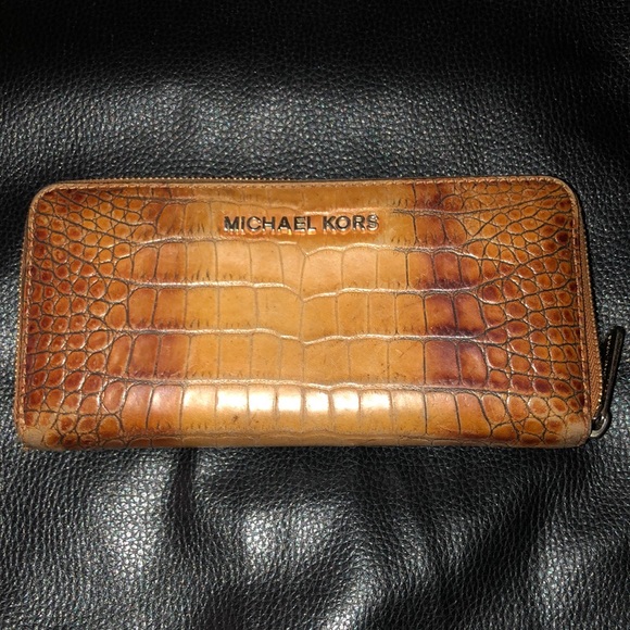 Michael Kors Mercer Crocodile-Embossed Continental Wallet - Picture 2 of 11